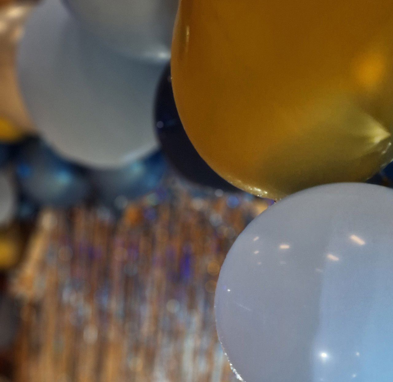 Nærbilete av ballongar som gymsalen var pynta med