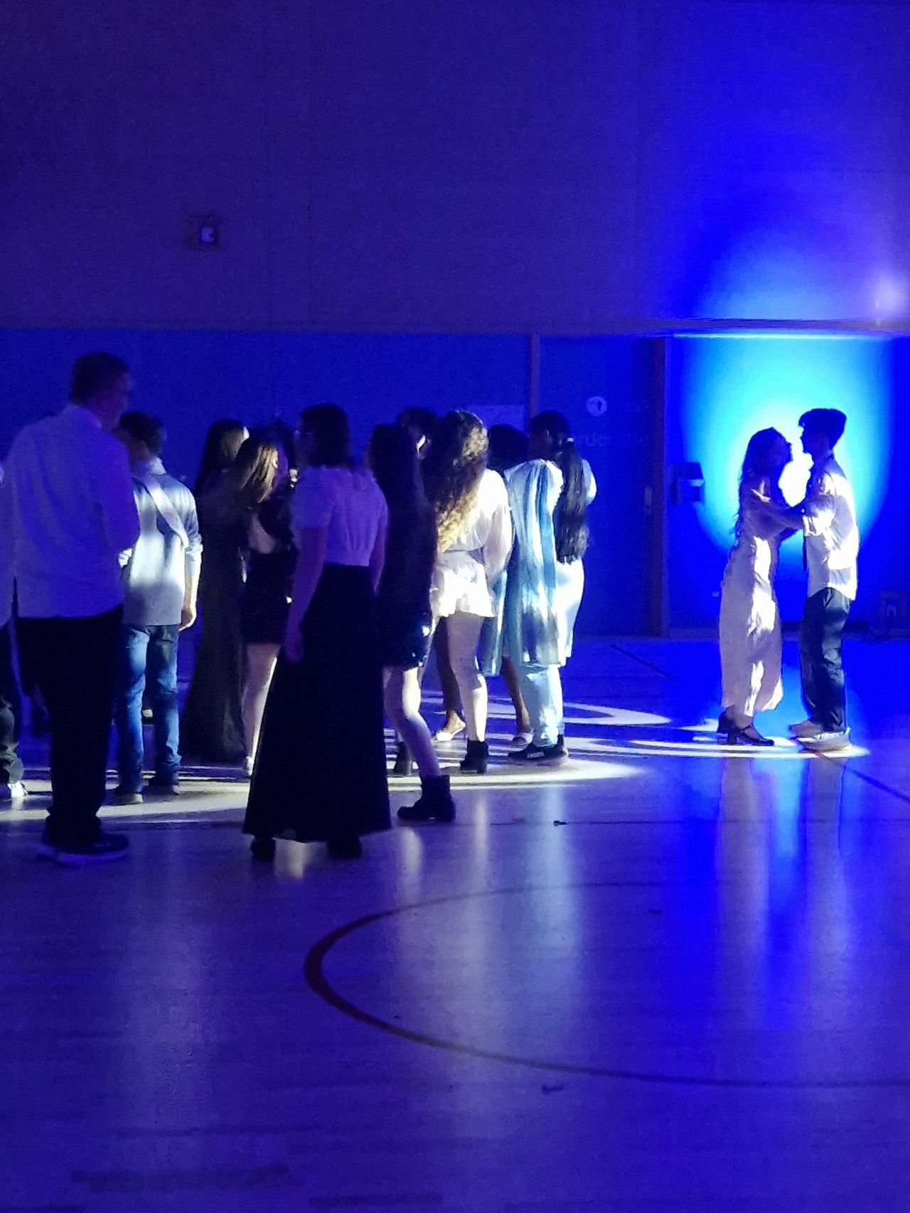 Elevar som dansar i gymsalen på skulen