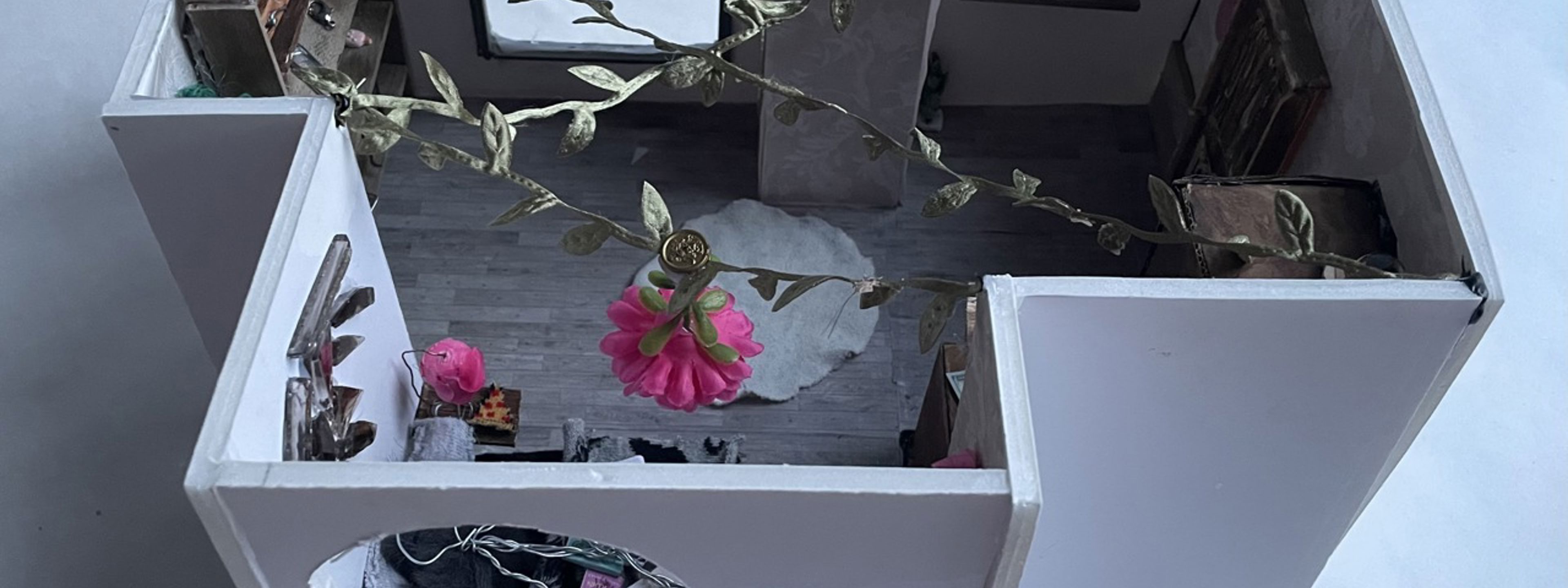 Modelbilete av eit ungdomsrom med ei blomsterlenke i taket