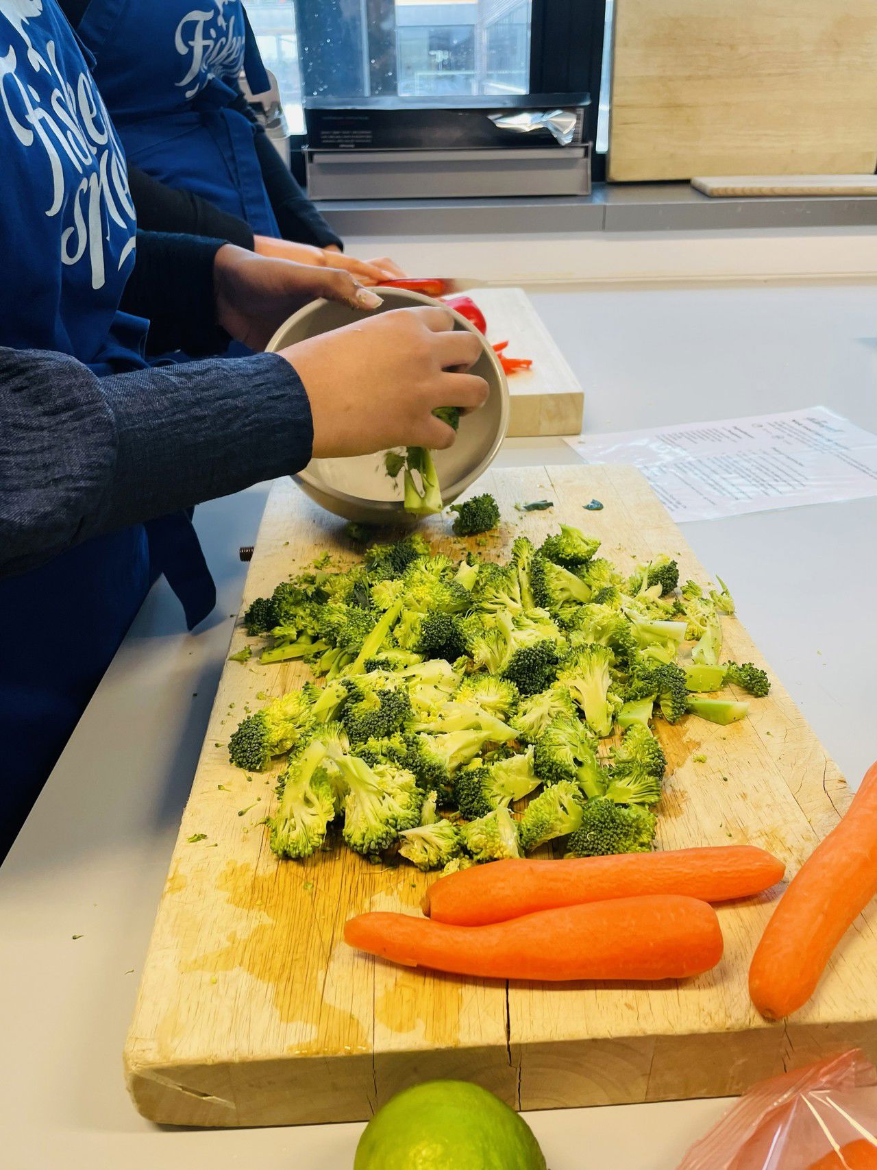 Ein elev skjer opp brokkoli og gulrøter