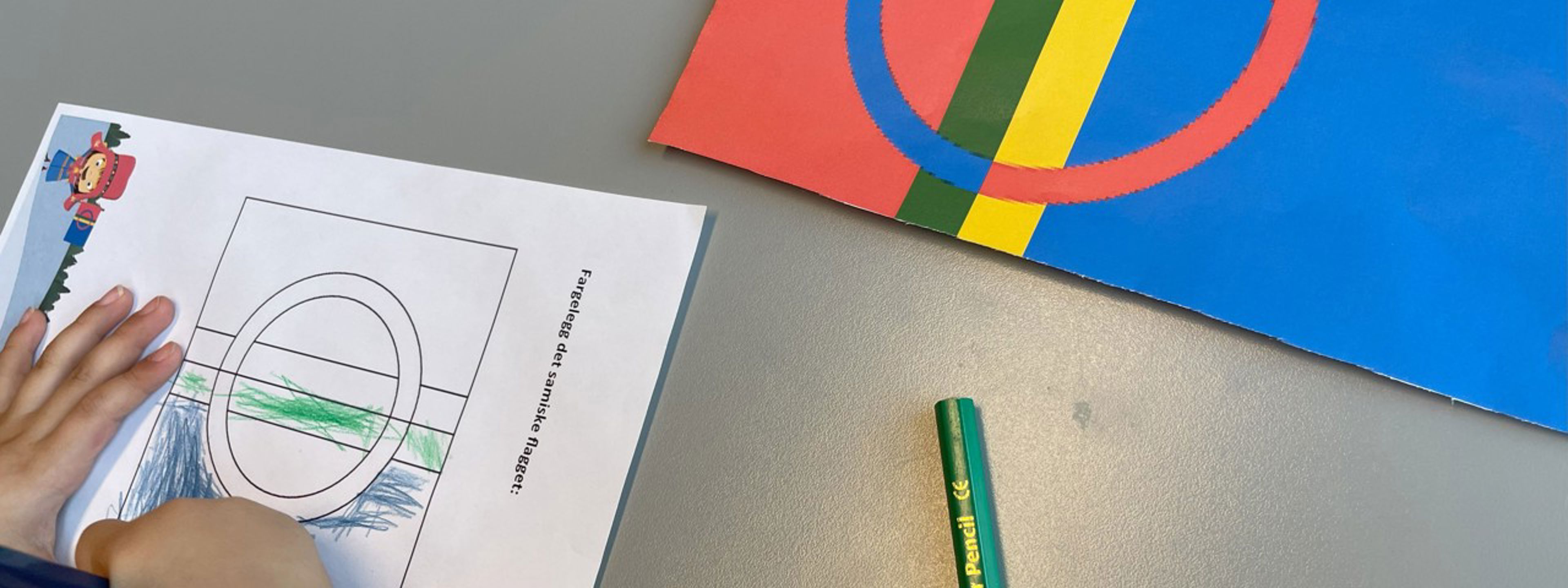 Ein elev fargelegg eit samisk flagg