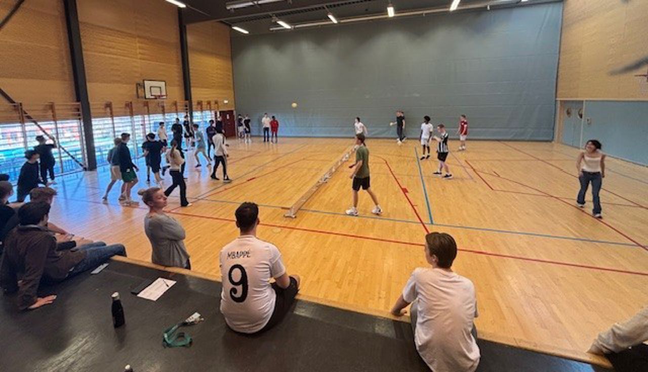 Elevar som spelar kanonball i ein stor gymsal