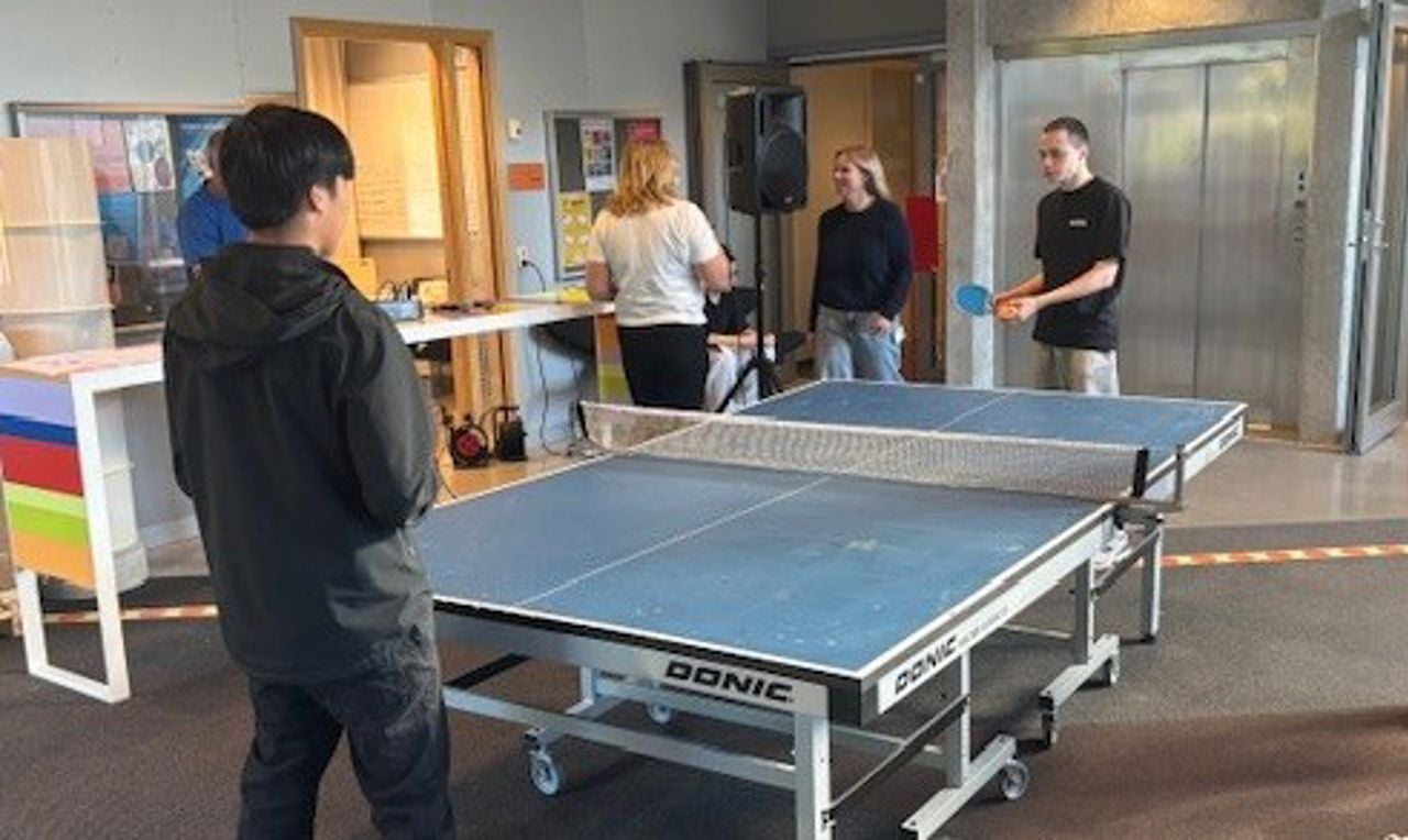 To gutar som spelar bordtennis