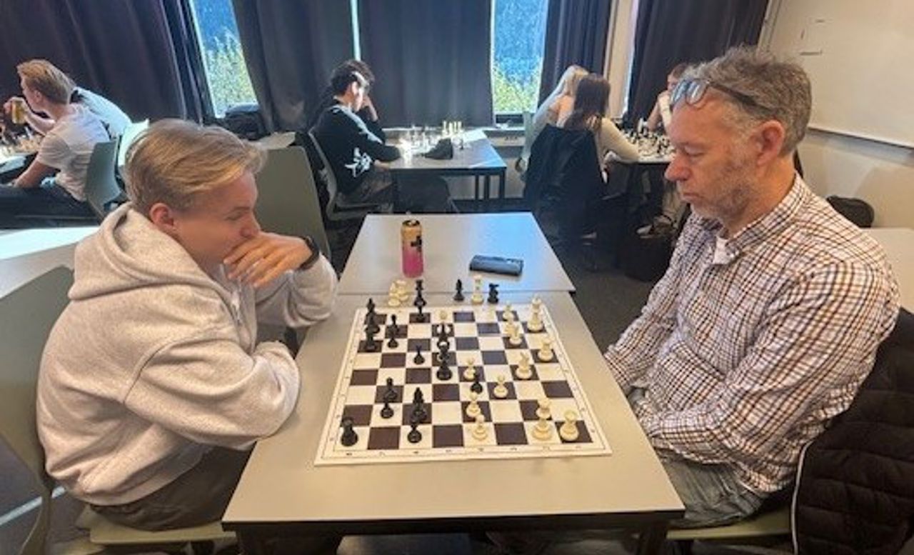 Elev og lærar spelar sjakk