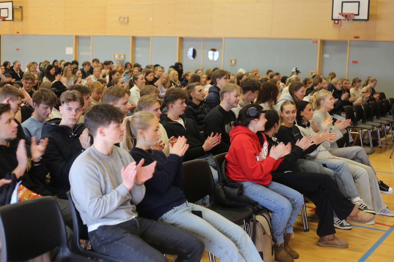 Mange elevar sit i gymsalen og høyrer på foredraget til Emma Ingebrigtsen.