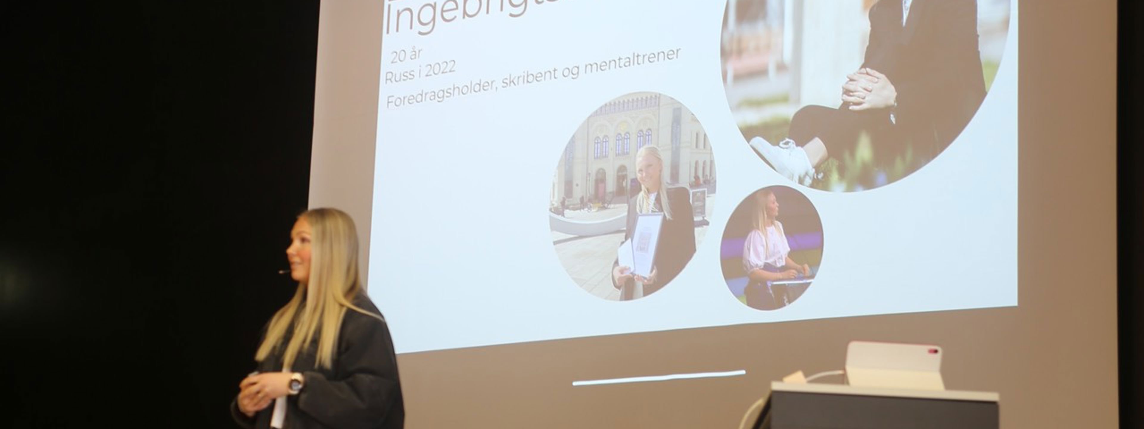 Foredragsholder Emma Ingebrigtsen står på scena og snakker til elevane.