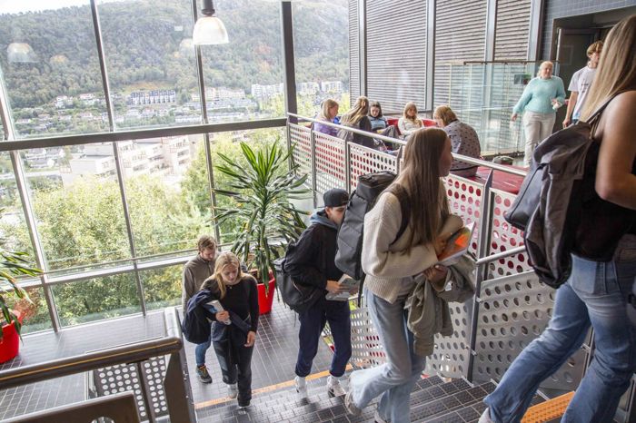 Elevar som går opp trappa inni skulebygget