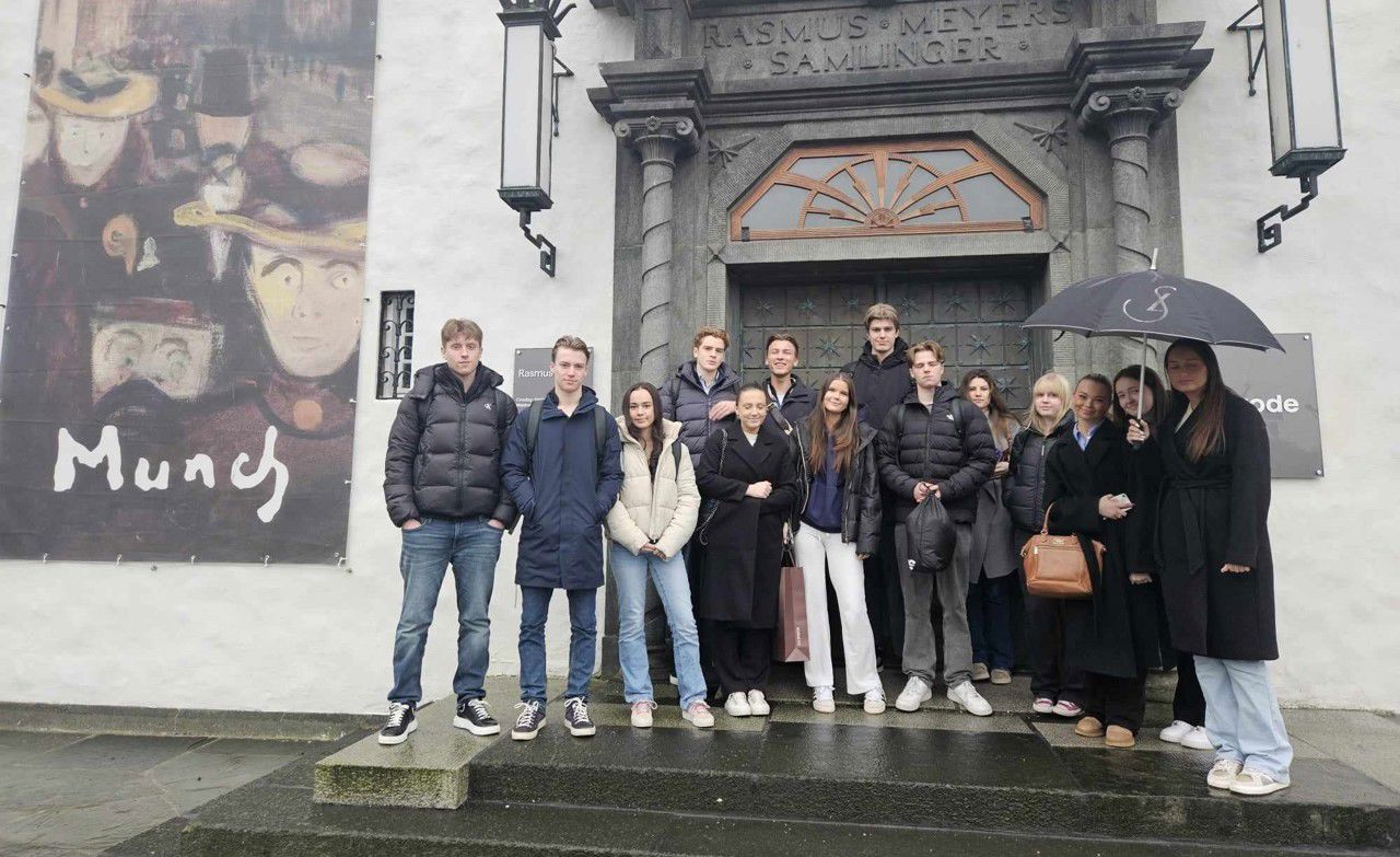 Elevane frå Psykologi faget står utanfor KODE museet med ein stor plakat med eit Munch maleri bak seg