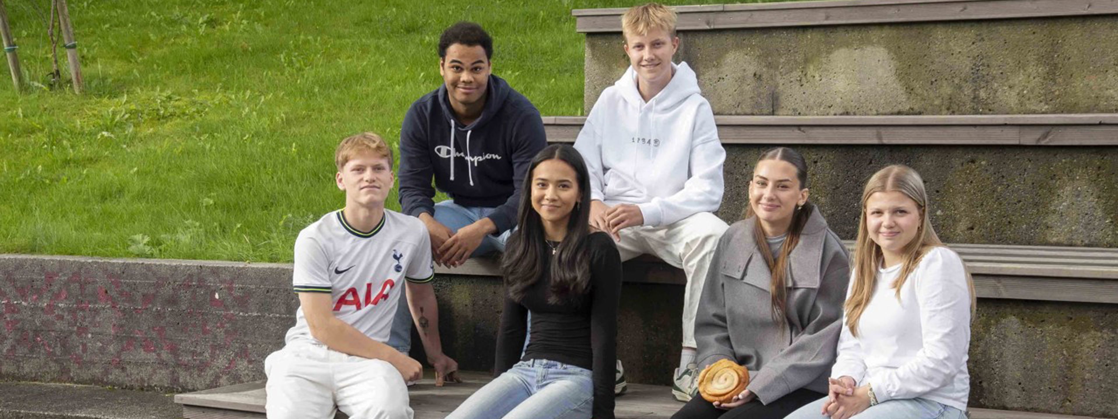 6 elevar sit i ein trapp utanfor skulen