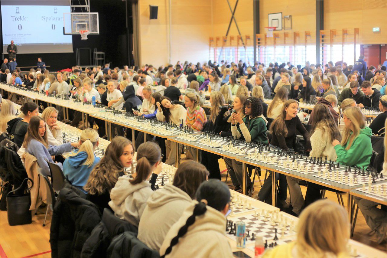 334 elevar sit klar med kvar sitt sjakk brett i gymsalen