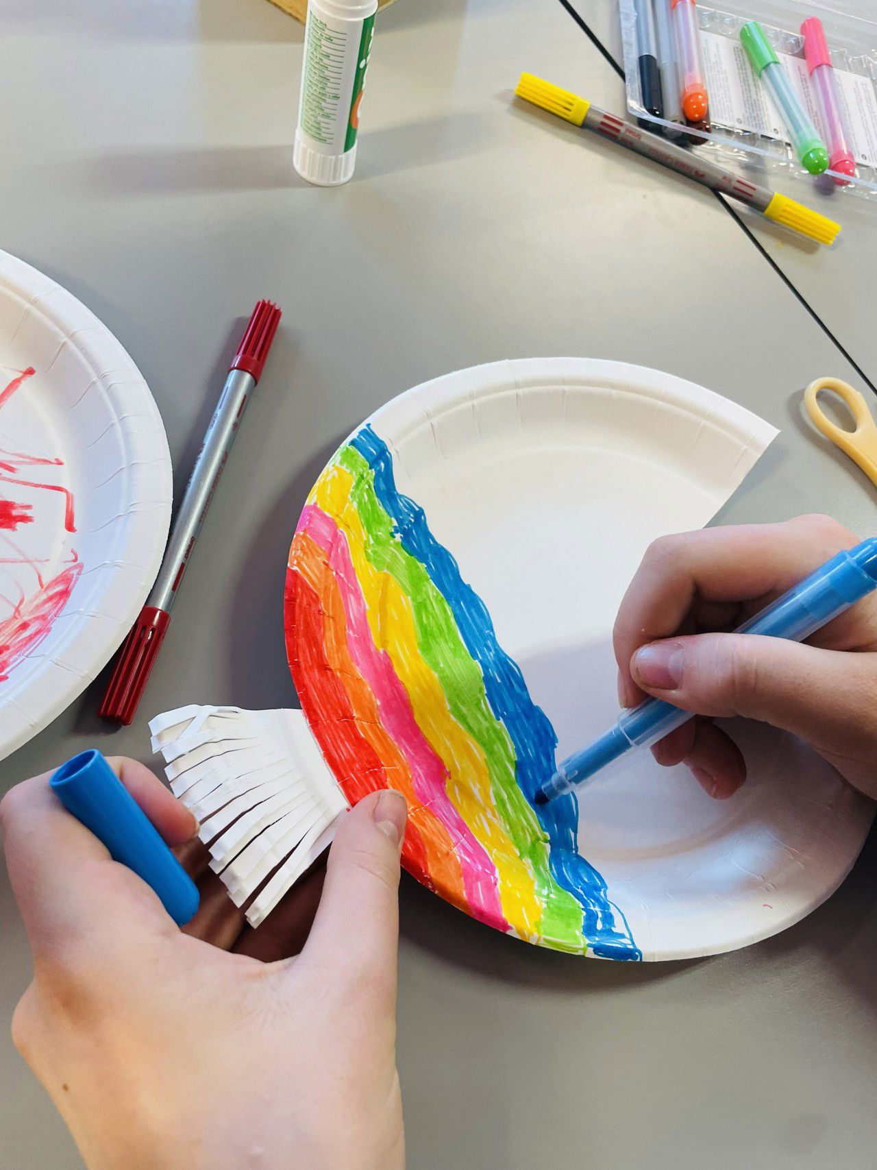 Elevar fargelegg på ein papptallerken