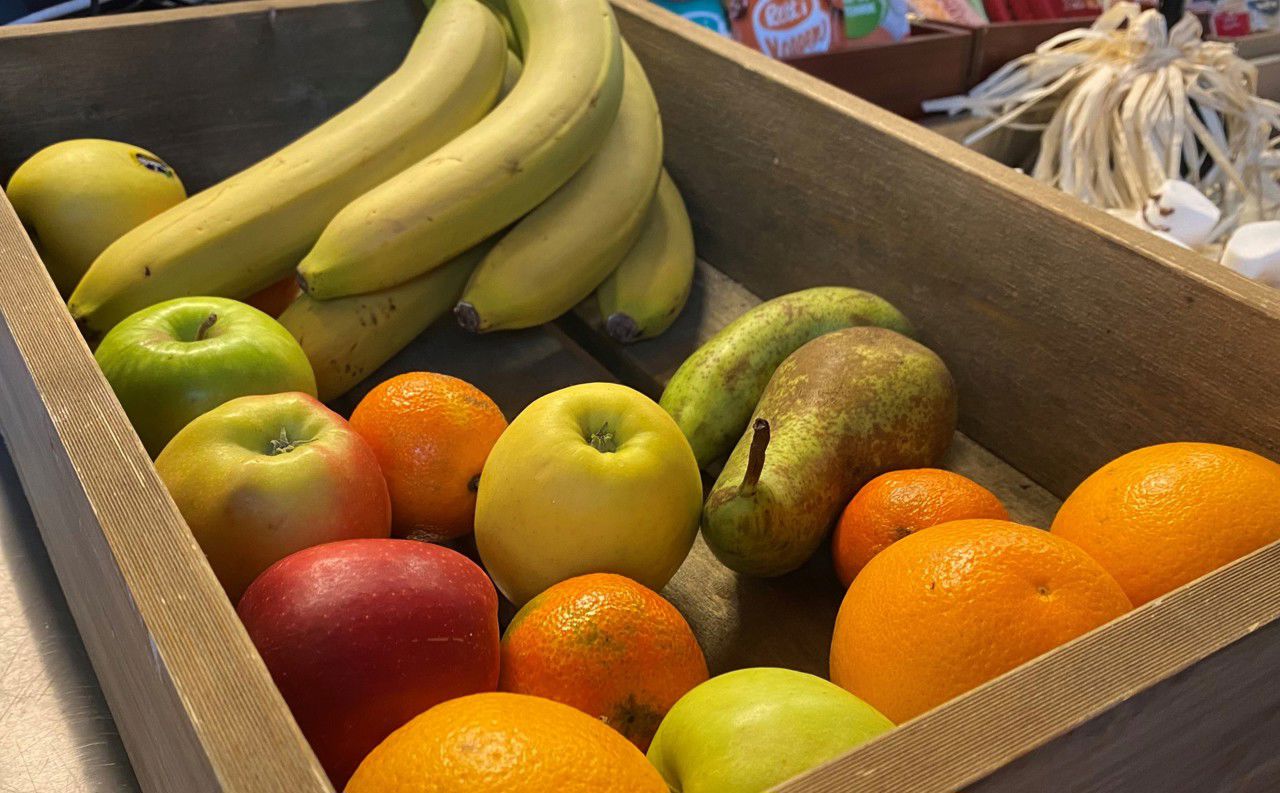 fruktkasse med bananer, epler og pærer