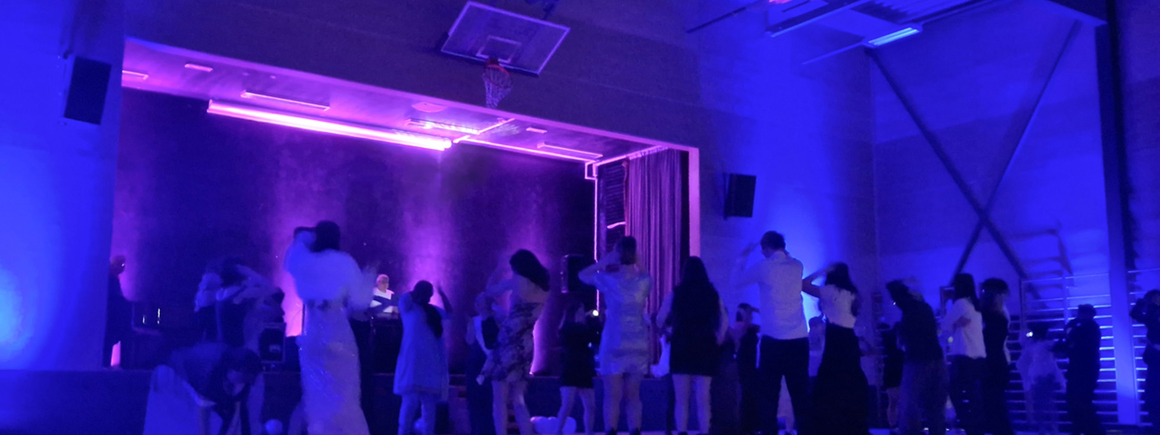 Elevar dansar i gymsalen på skulen