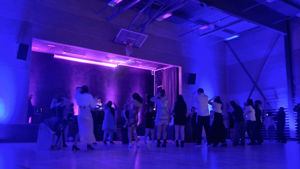 Elevar dansar i gymsalen på skulen