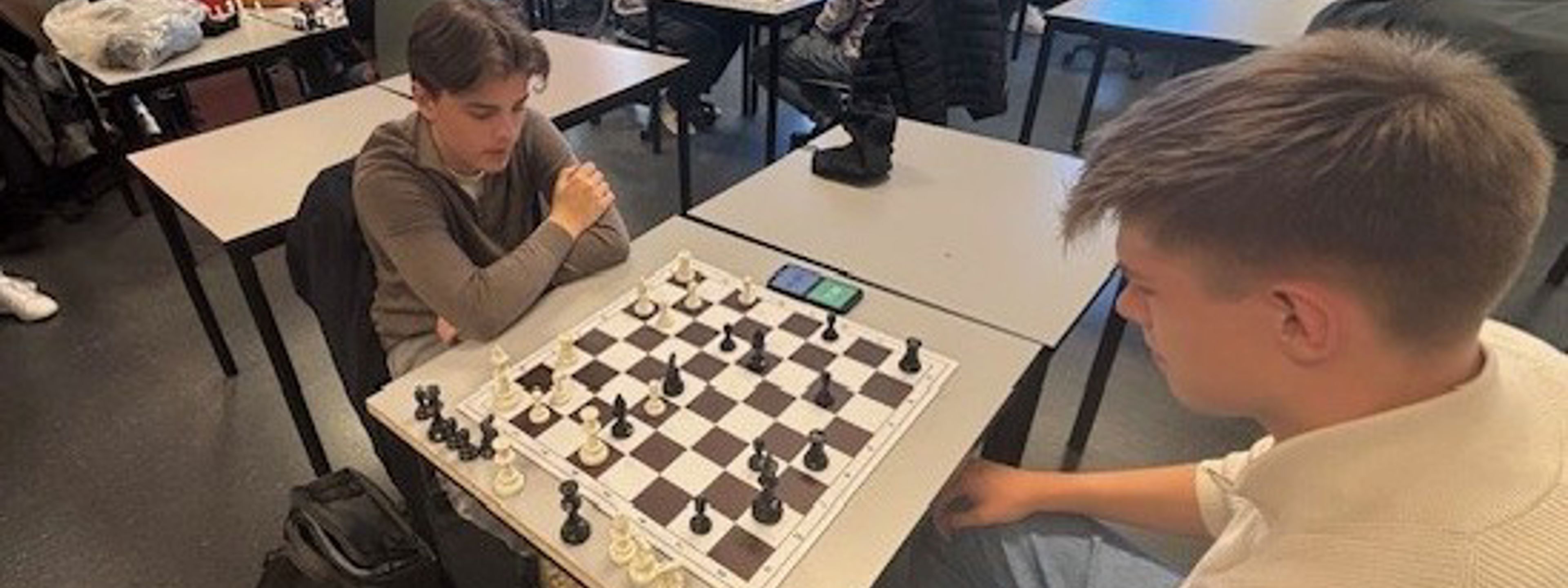 To gutar sit og spelar sjakk
