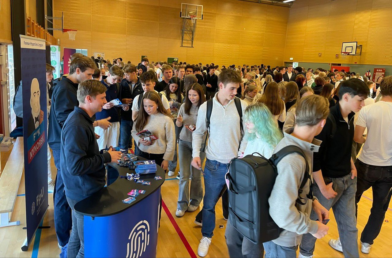 Oversiktbilete av gymsalen med ungdomspartia og alle elevane