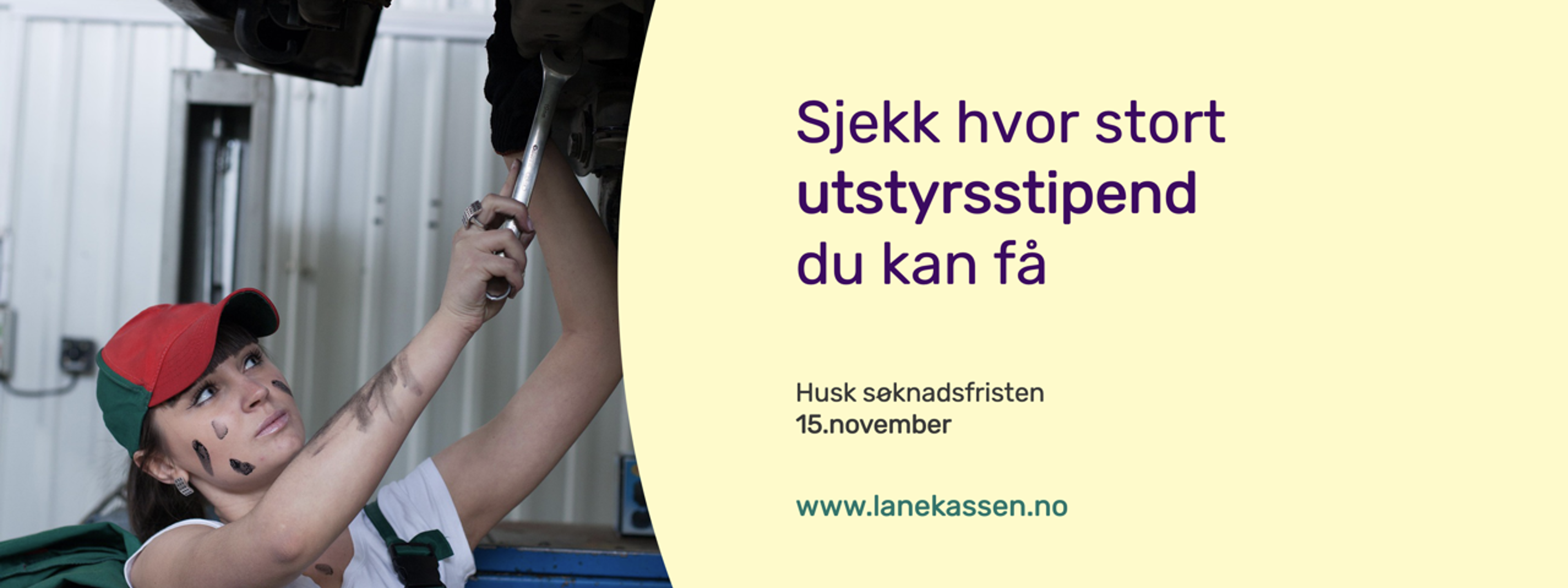 Ei jente med sot i andletet jobbar med ein skiftenøkkel under ein bil som står på løftebukkar.