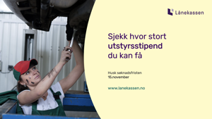 Ei jente med sot i andletet jobbar med ein skiftenøkkel under ein bil som står på løftebukkar.