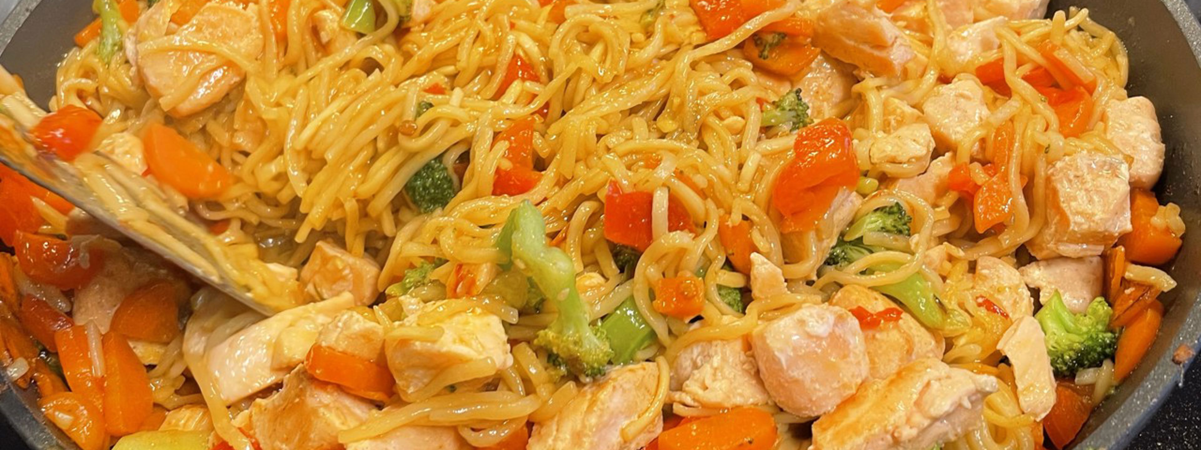 Nærbilete av ein fiskerett med pasta, paprika og fiskebitar