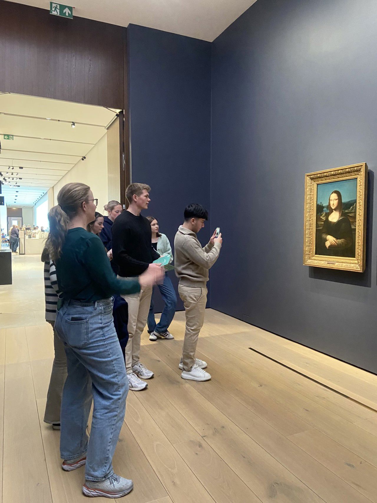 Elevar som ser på eit maleri i Nasjonal Museet