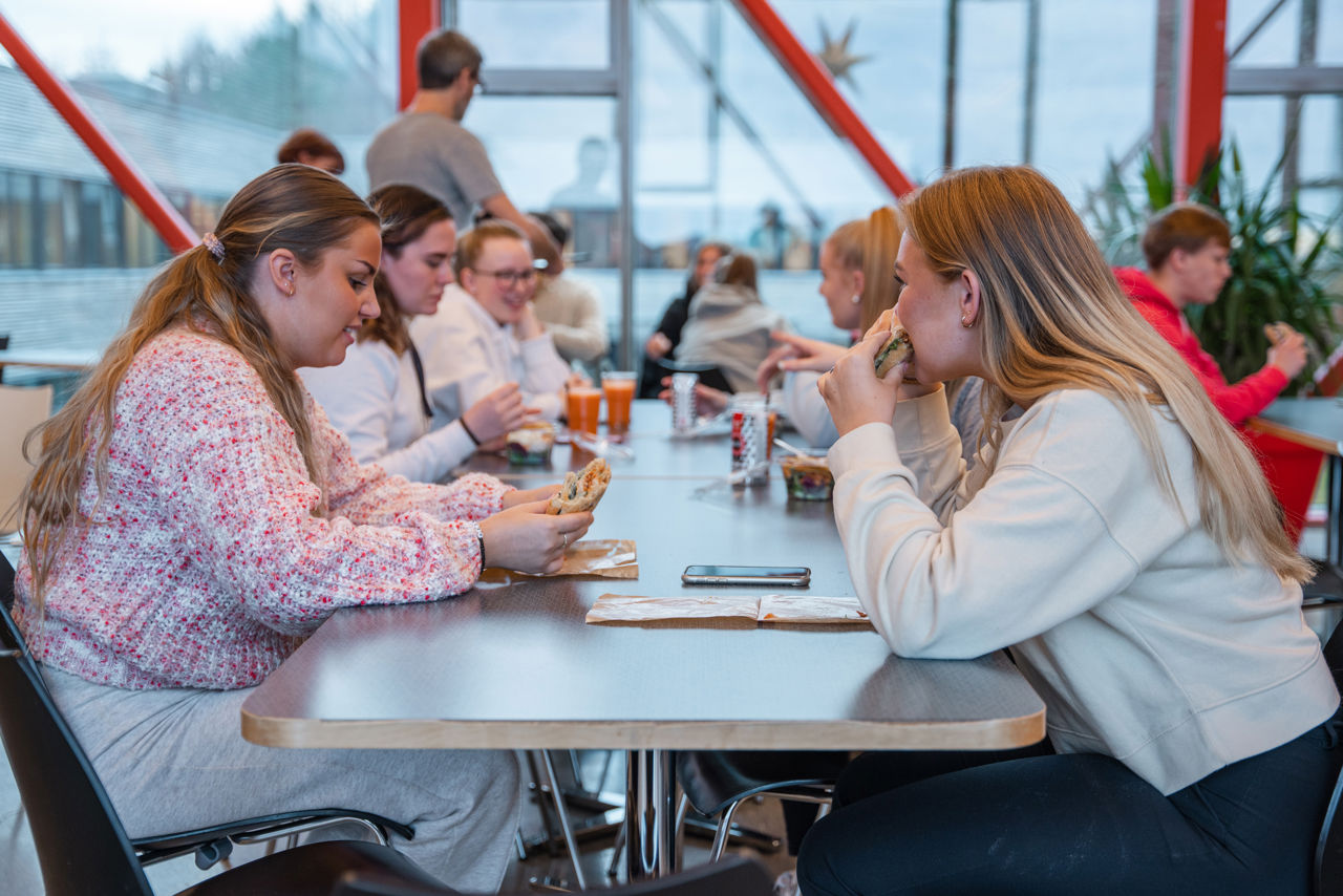 Elevar sit og et i kantina