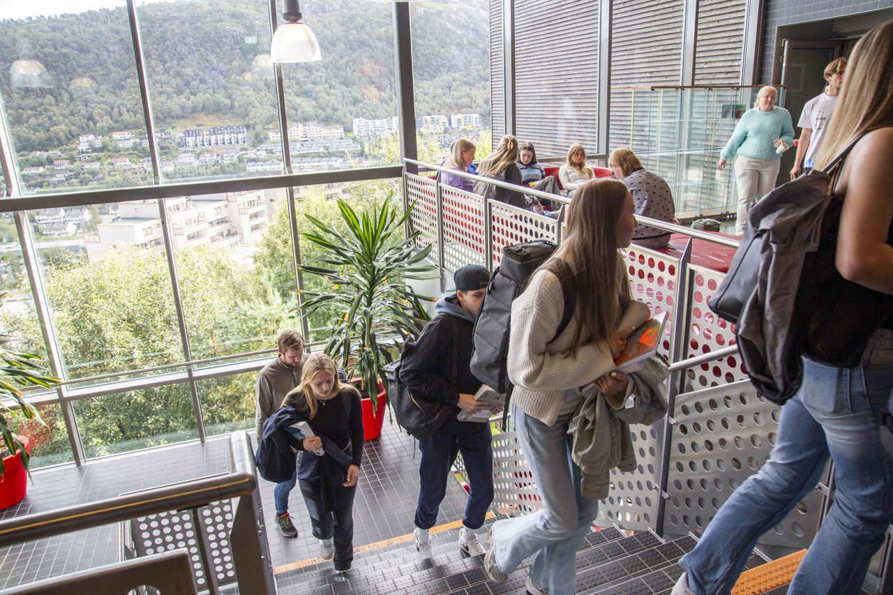5 elevar som går opp trappa inni skulebygget