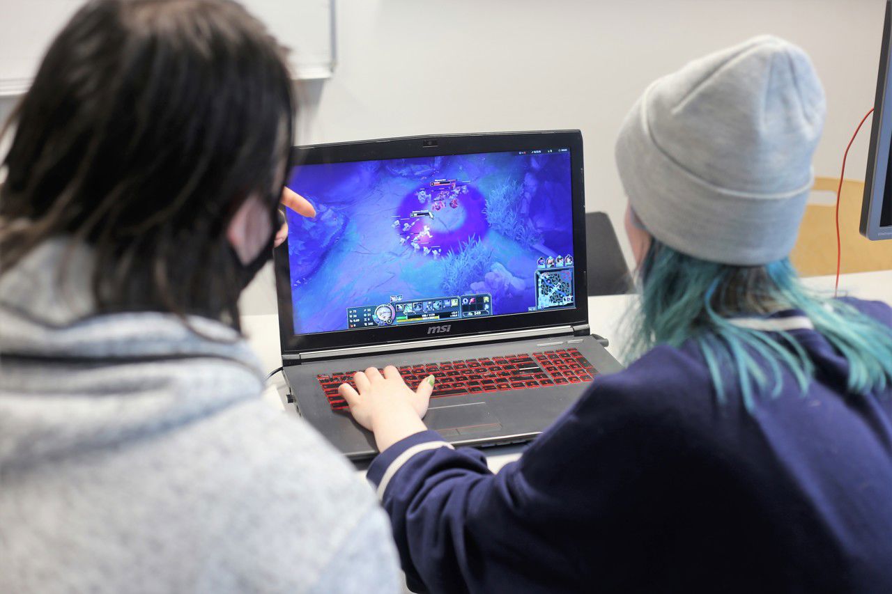 To elevar spelar dataspel