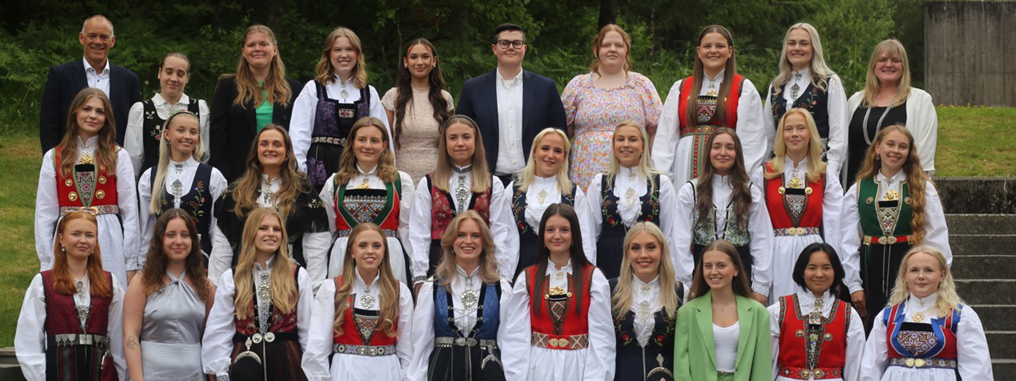 Klassebilde av elevane i klasse 3HEAA og 3BUAA